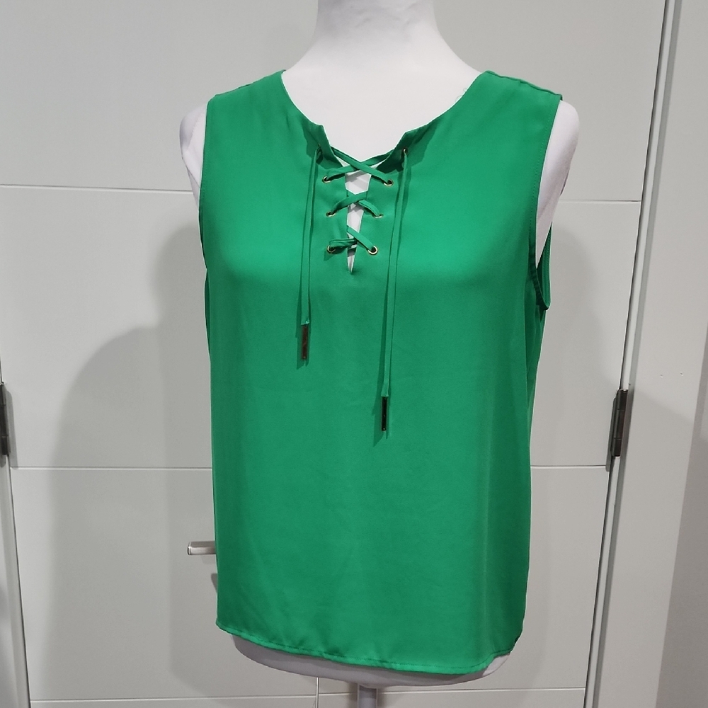 Violet & Claire Green Sleeveless Tie Front Tank Top